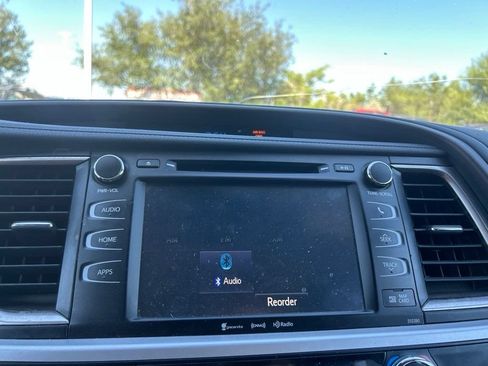 Used 2019 Toyota Highlander XLE AWD/4WD image 28