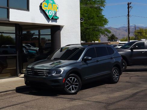 Used 2018 Volkswagen Tiguan SE w/ Panoramic Sunroof Package image 2