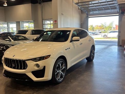 Used 2020 Maserati Levante AWD/4WD image 6