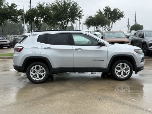 Used 2024 Jeep Compass Latitude AWD/4WD image 3