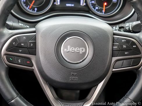 Used 2019 Jeep Cherokee Latitude Plus w/ Comfort/Convenience Group image 18