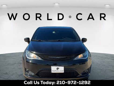 Used 2020 Chrysler Pacifica Touring w/ S Appearance Package FWD image 1