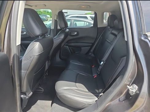 Used 2018 Jeep Compass Latitude w/ Popular Equipment Group AWD/4WD image 9