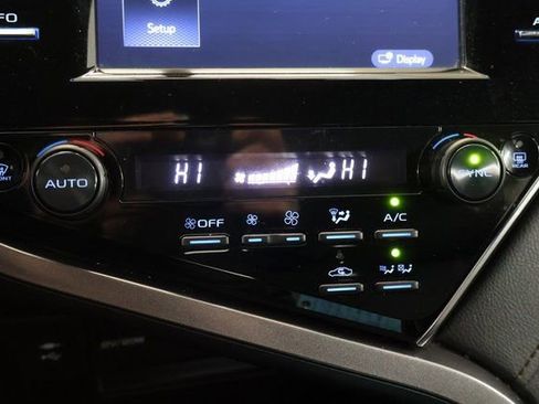 Used 2018 Toyota Camry XLE image 21