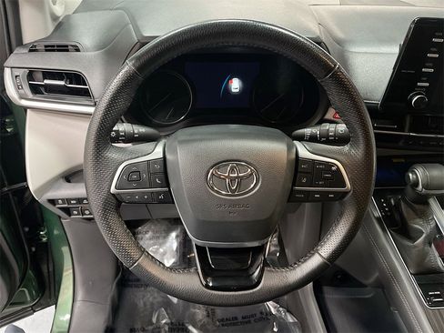 Used 2022 Toyota Sienna Limited image 11