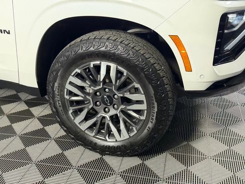 Used 2025 Chevrolet Suburban Z71 AWD/4WD image 11