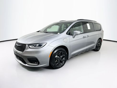 Used 2021 Chrysler Pacifica Touring-L w/ S Appearance Package FWD image 3