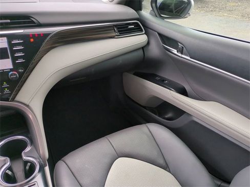 Used 2020 Toyota Camry XLE image 18