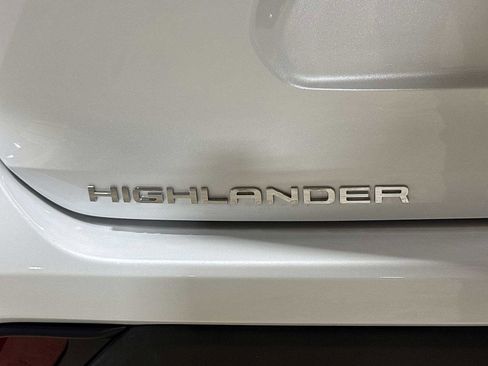 Used 2022 Toyota Highlander XLE AWD/4WD image 27