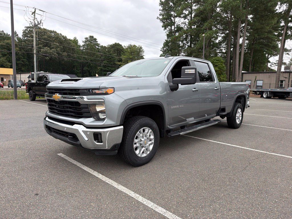 Used 2025 Chevrolet Silverado 3500 LT w/ Safety Package AWD/4WD image 2