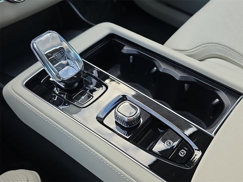 Used 2025 Volvo XC90 B6 Ultra w/ Protection Package Premier image 29