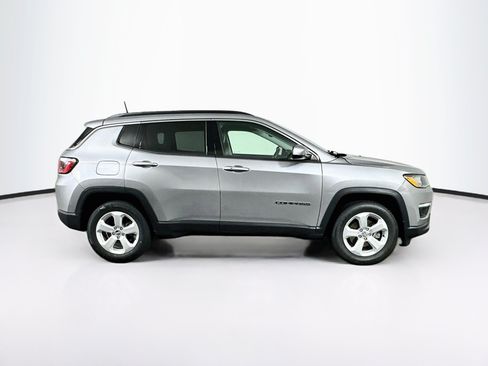 Used 2018 Jeep Compass Latitude FWD image 10