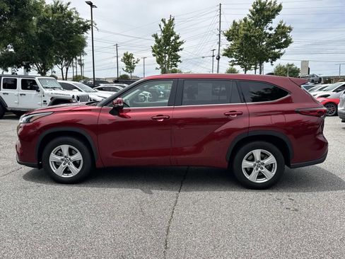 Used 2022 Toyota Highlander LE FWD image 4