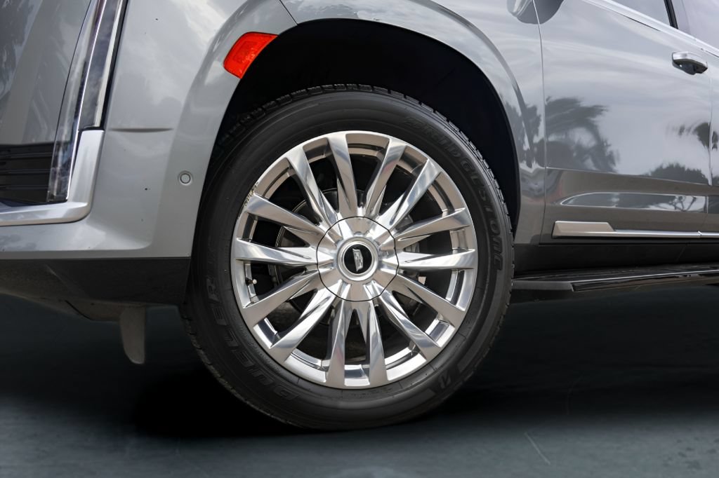 Used 2024 Cadillac Escalade Premium Luxury AWD/4WD image 4