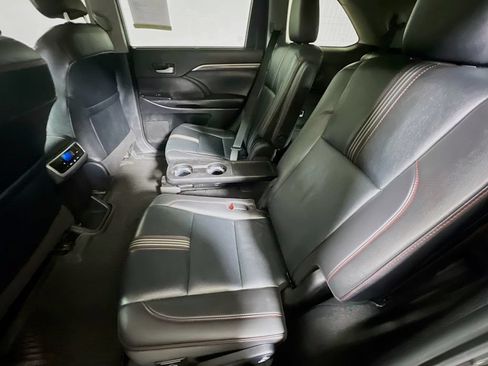 Used 2019 Toyota Highlander SE w/ Nightshade Edition AWD/4WD image 22