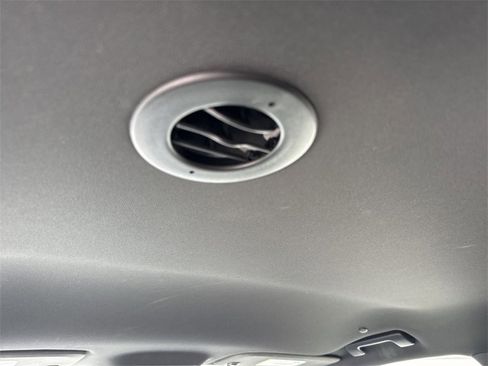 Used 2023 Chevrolet Traverse LT image 19