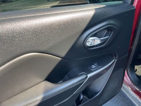 Used 2019 Jeep Cherokee Latitude w/ Popular Appearance Group FWD image 11