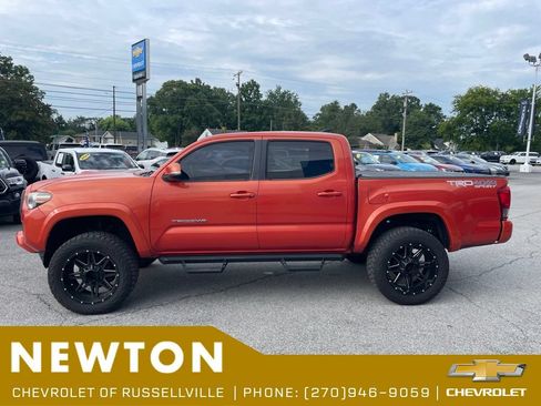 Used 2017 Toyota Tacoma TRD Sport AWD/4WD image 11