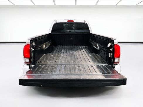 Used 2022 Toyota Tacoma SR w/ SR Convenience Package RWD image 17