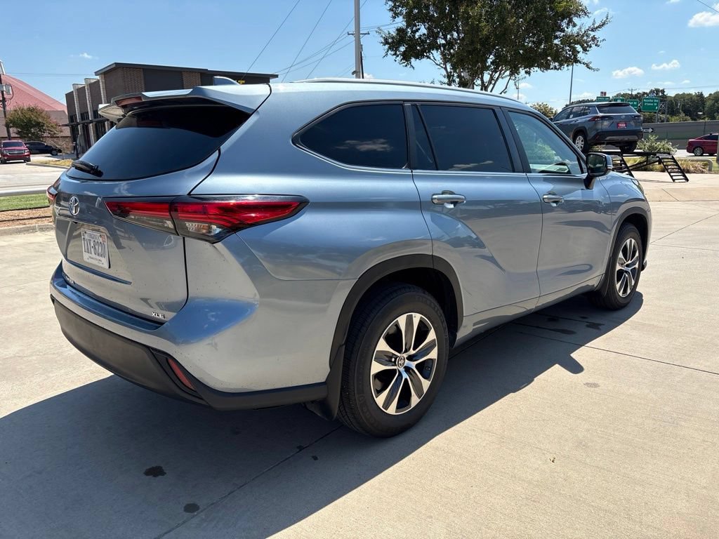 Used 2023 Toyota Highlander XLE FWD image 6
