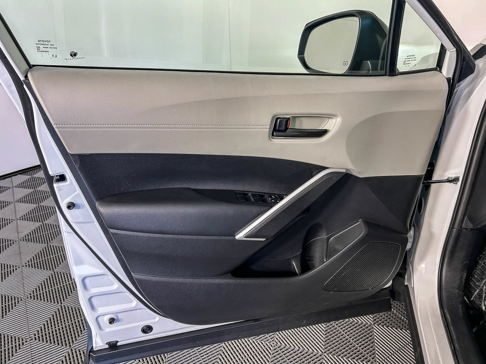 Used 2025 Toyota Corolla Cross L FWD image 21