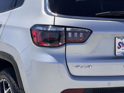 Used 2025 Jeep Compass Limited image 10