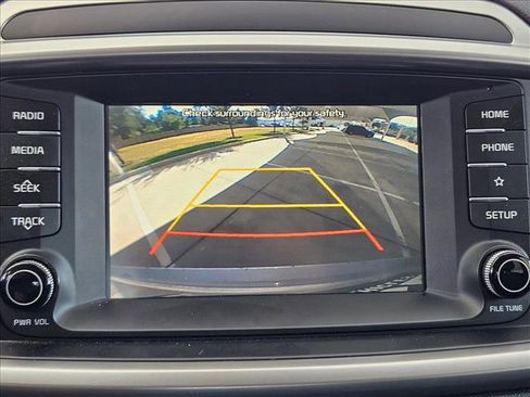 Used 2019 Kia Sorento LX image 12