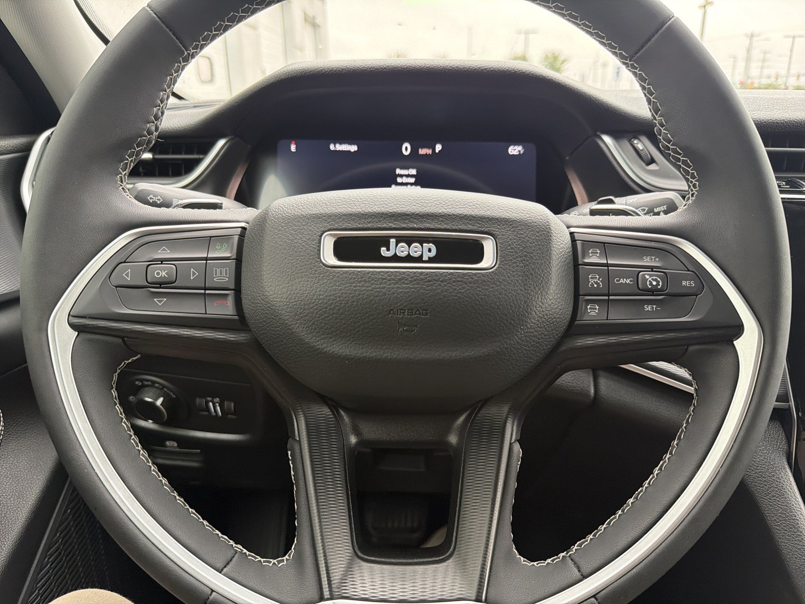 Used 2023 Jeep Grand Cherokee Laredo AWD/4WD image 25