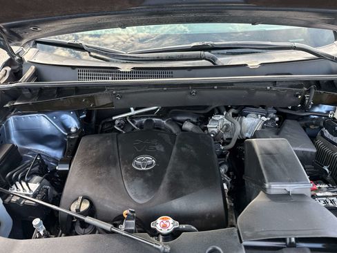 Used 2019 Toyota Highlander Plus AWD/4WD image 9