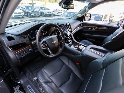 Used 2019 Cadillac Escalade Premium Luxury w/ Escalade Sport Edition AWD/4WD image 18