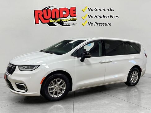 Used 2024 Chrysler Pacifica Touring-L image 1