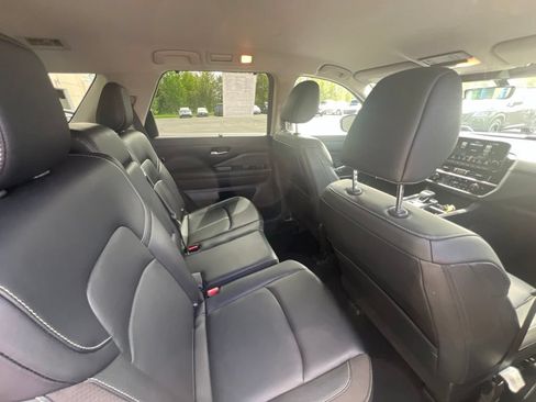 Used 2023 Nissan Pathfinder SL w/ Black Appearance Package AWD/4WD image 11