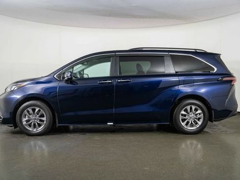 Used 2024 Toyota Sienna XLE FWD image 5