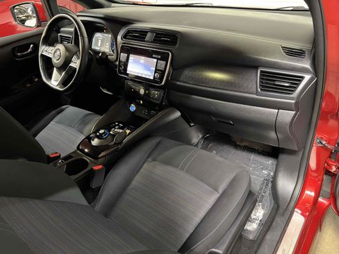 Used 2018 Nissan Leaf SV w/ SV Technology Package FWD image 19