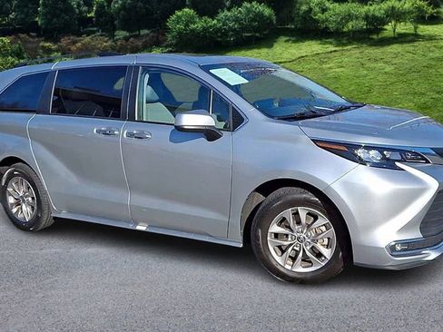 Used 2024 Toyota Sienna XLE image 2