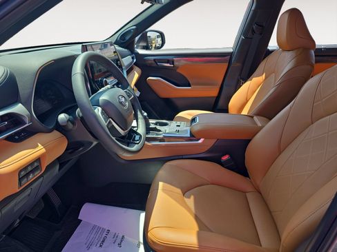 New 2026 Toyota Highlander Platinum AWD/4WD image 9