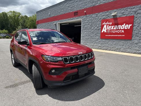 Used 2025 Jeep Compass Latitude AWD/4WD image 1