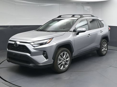 Used 2022 Toyota RAV4 XLE Premium FWD image 3