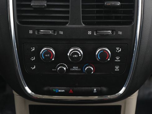 Used 2018 Dodge Grand Caravan SE image 16