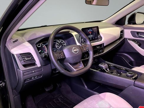 Used 2025 Nissan Rogue SV AWD/4WD image 18