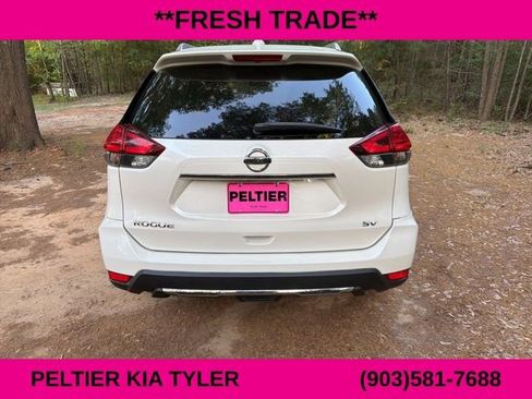 Used 2017 Nissan Rogue SV w/ SV Premium Package image 11