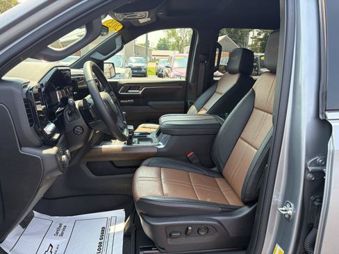 Used 2025 Chevrolet Silverado 1500 High Country w/ Technology Package AWD/4WD image 9