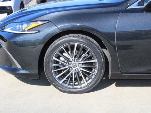 Certified 2022 Lexus ES 300h w/ Premium Package image 4