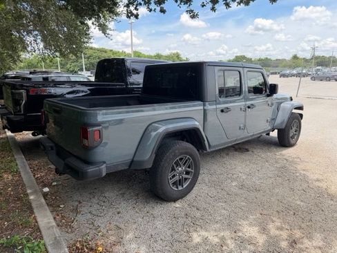 Used 2025 Jeep Gladiator Sport AWD/4WD image 8