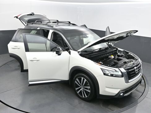 Used 2024 Nissan Pathfinder Platinum image 41