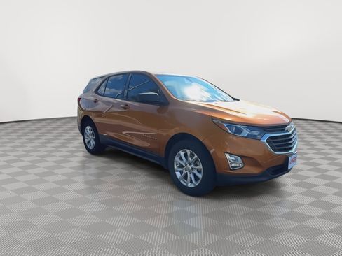 Used 2018 Chevrolet Equinox LS image 2