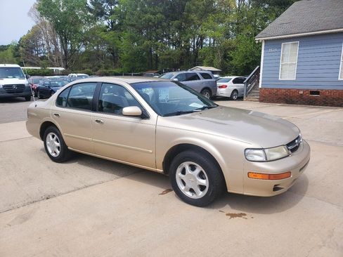 Used 1998 Nissan Maxima GLE image 3