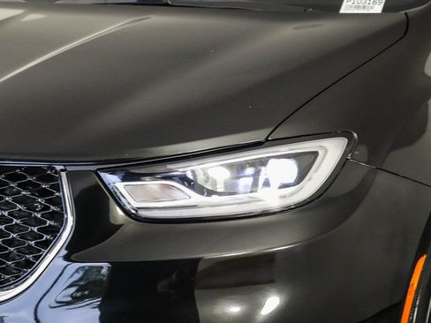 Used 2024 Chrysler Pacifica Select image 4