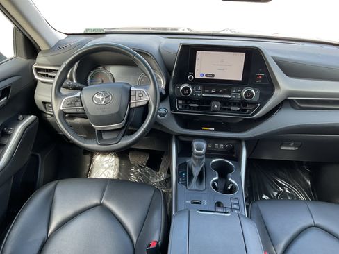 Used 2023 Toyota Highlander XLE FWD image 13