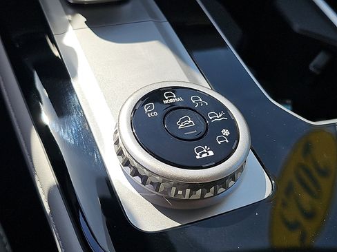 Used 2025 Mitsubishi Outlander SE image 26